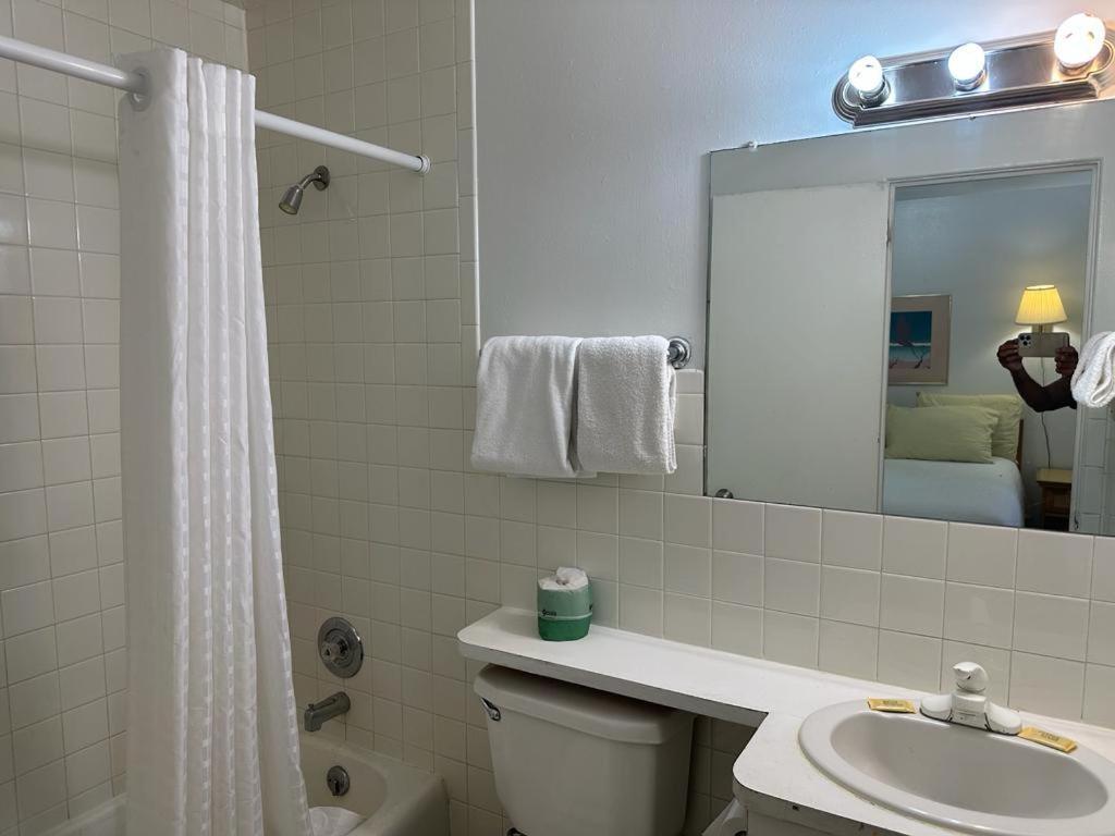Ski'S Western Motel Great Falls Bagian luar foto