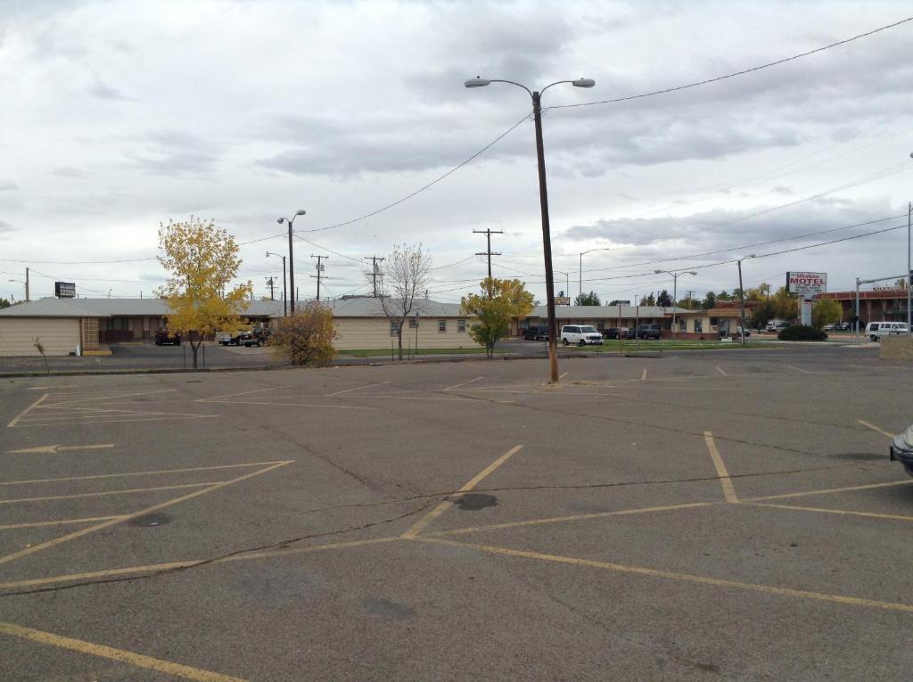 Ski'S Western Motel Great Falls Bagian luar foto