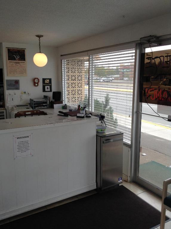 Ski'S Western Motel Great Falls Bagian luar foto