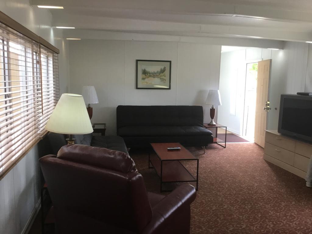 Ski'S Western Motel Great Falls Bagian luar foto