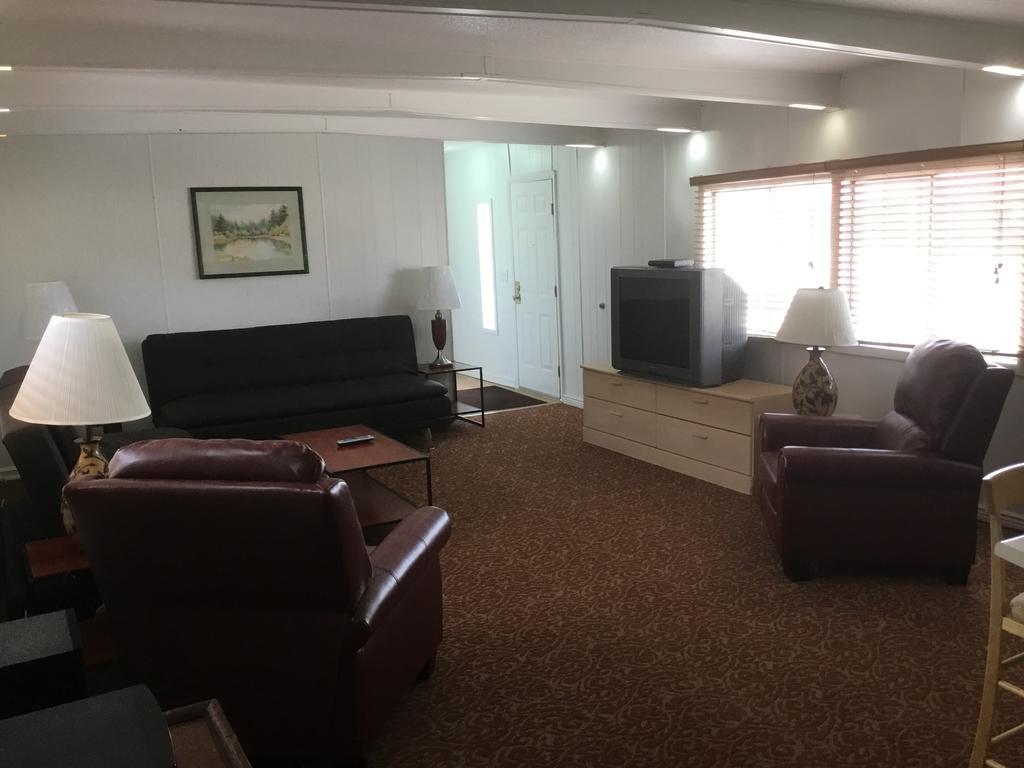 Ski'S Western Motel Great Falls Bagian luar foto