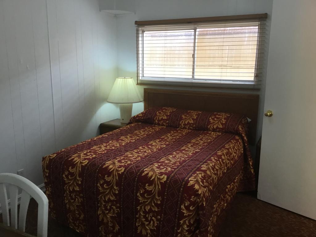 Ski'S Western Motel Great Falls Bagian luar foto